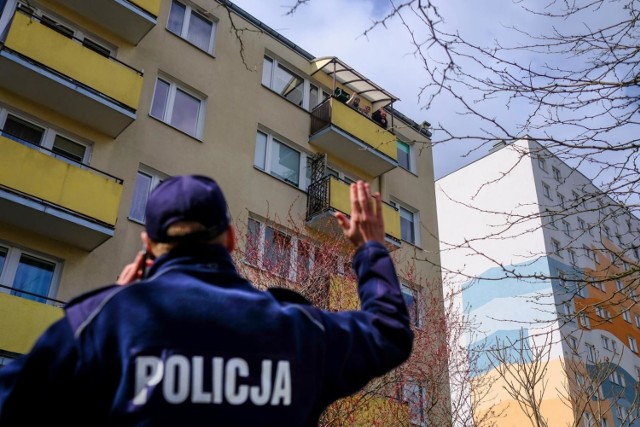 Konsekwencje wobec osób, które nie stosują się do zasad kwarantanny, może wyciągnąć policja. Kary może też nałożyć sanepid.