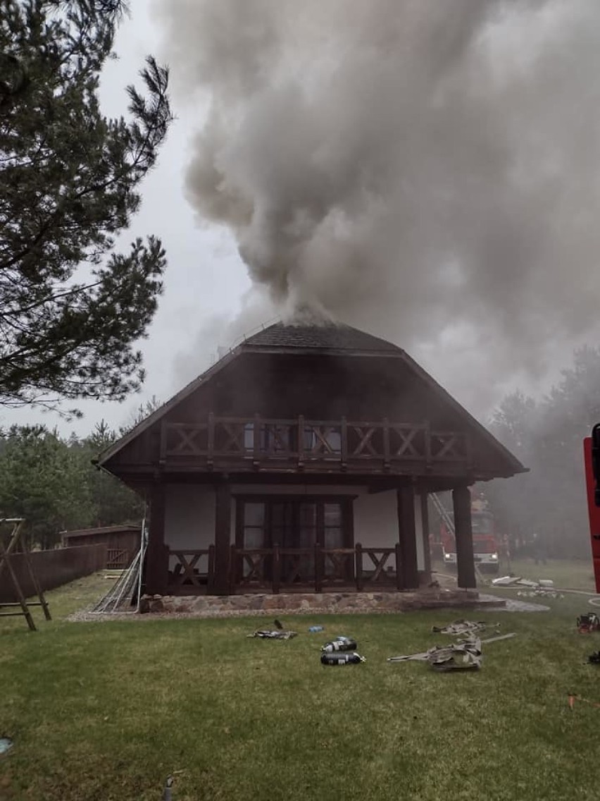 Pożar domu we wsi Frącki (gm. Giby). Ogień strawił dach [Zdjęcia]