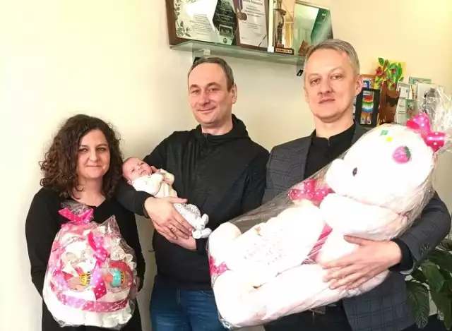 Kalinka, pierwsze dziecko urodzone w 2024 roku w gminie Brzeszcze wraz z rodzicami na spotkaniu z burmistrzem Radosławem Szotem