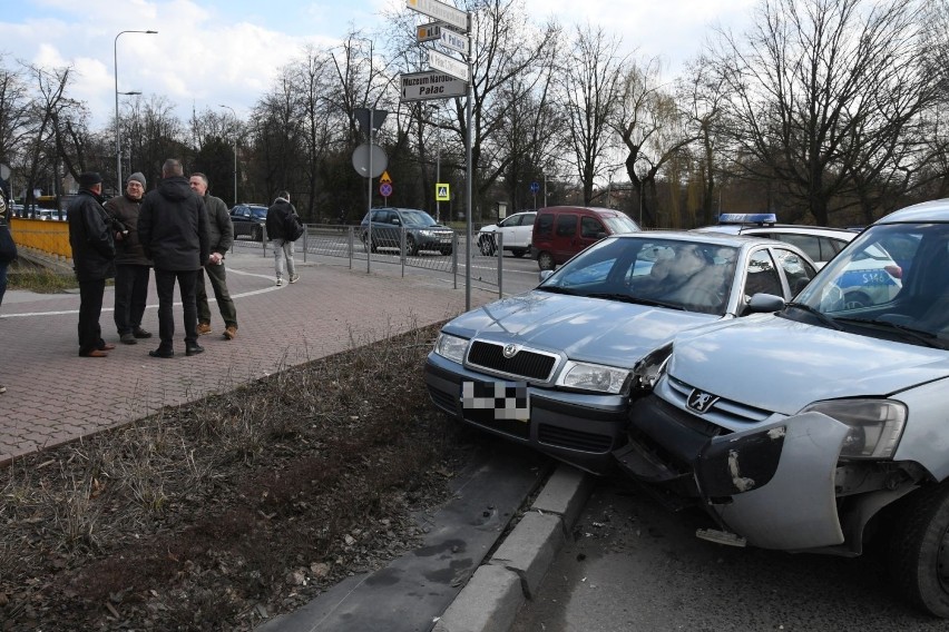 Zderzenie dwóch aut na rondzie w centrum Kielc. Gigantyczne korki (WIDEO,ZDJĘCIA)