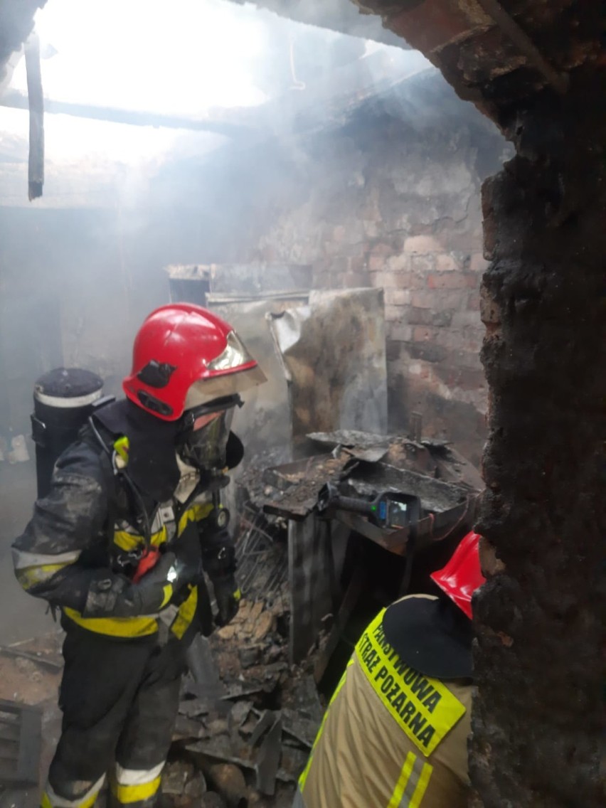 Pożar budynku w Dąbrowie pod Damasławkiem. Na miejsce wysłano kilka zastępów straży z dwóch województw 