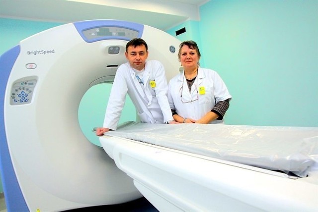 Zdjęcie z listopada 2010 r. Grzegorz Kukielski i Genowefa Hałajdziak, technicy RTG, przy tomografie