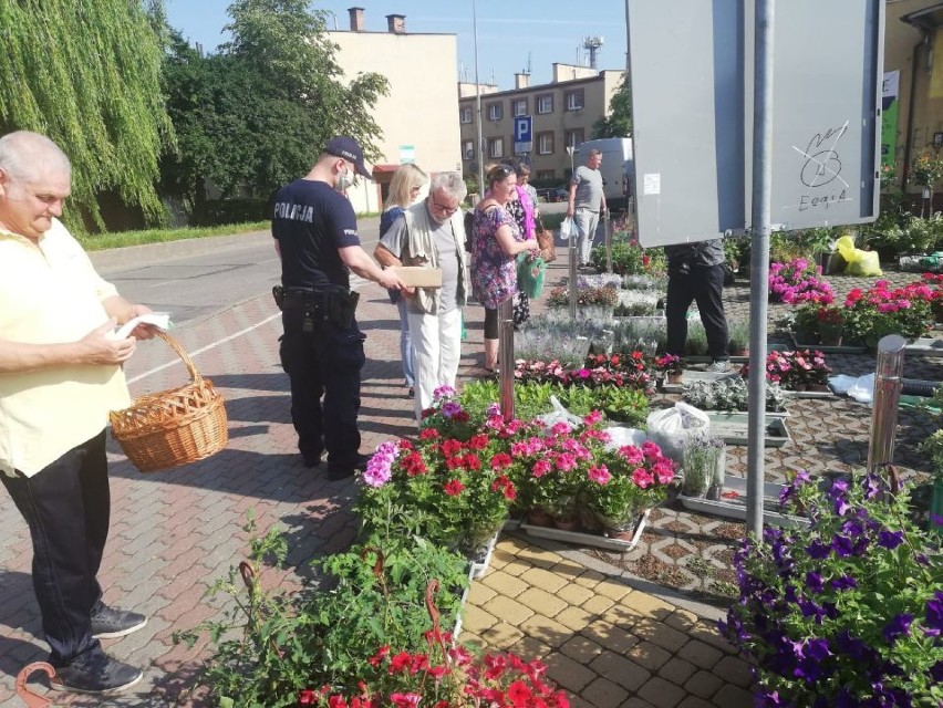 Kwidzyn. Maseczki zamiast mandatu? Policjanci rozdawali je na miejskim targowsku, przypominając o zasadach bezpieczeństwa [ZDJĘCIA]