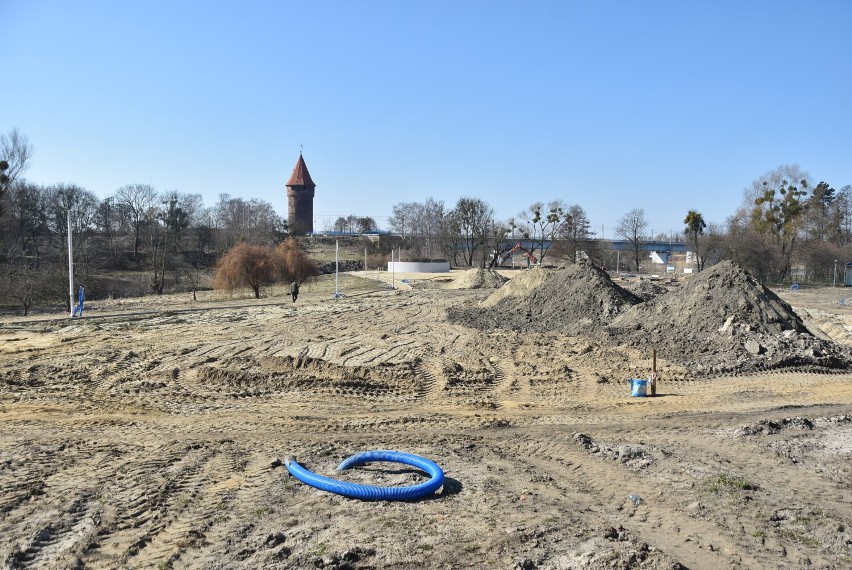 Malbork. Plac zabaw nad Nogatem będzie gotowy w maju, jak przewiduje umowa? Dzieciaki nie mogą się doczekać tej nowej atrakcji