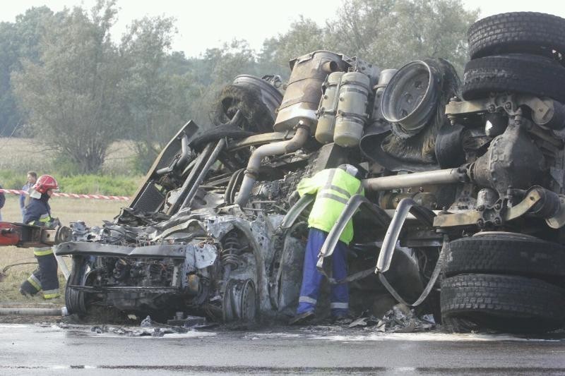 Wypadek na drodze nr 5. Cysterna przygniotła karetkę. Jedna osoba nie żyje (ZDJĘCIA)