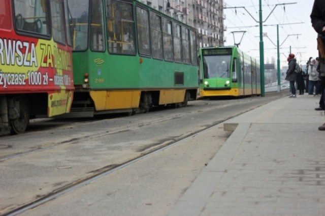 Wszystko przez zapadnięty fragment torowiska na ulicy ...