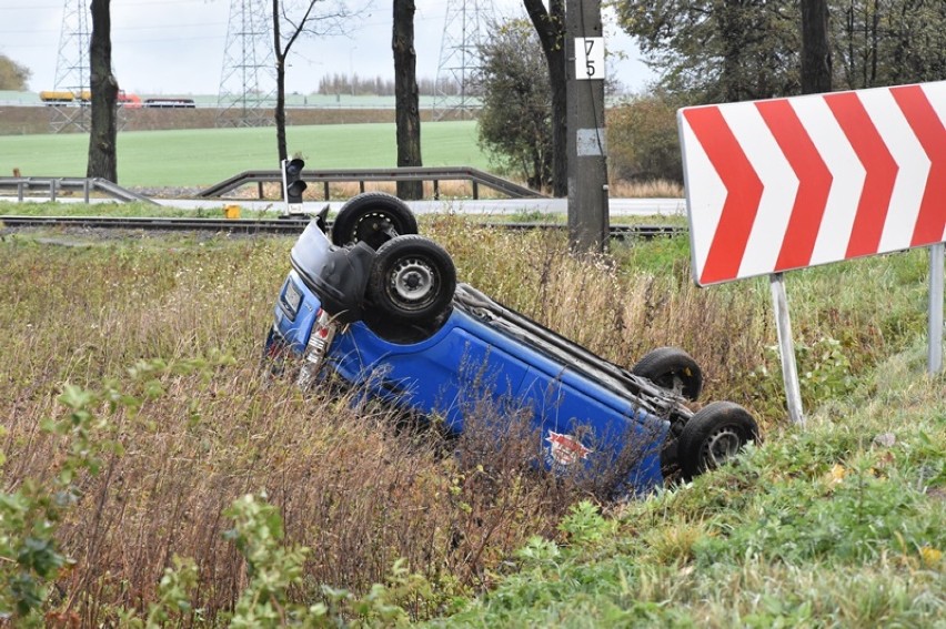 Auto dachowało, wypadek tuż za Legnicą [ZDJĘCIA]