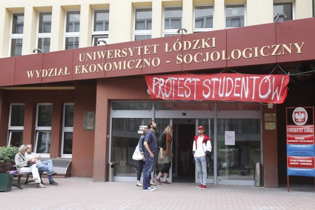 Na terenie Wydziału Ekonomiczno-Socjologicznego Uniwersytetu Łódzkiego odbył się w środę (13 czerwca) protest przeciw reformie nauki, którą wicepremier Jarosław Gowin skierował do Sejmu