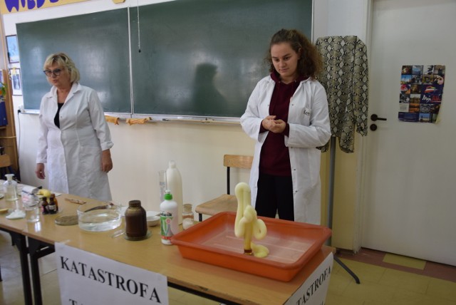 Młodzi chemicy po okiem opiekunów prezentowali doświadczenia chemiczne.
