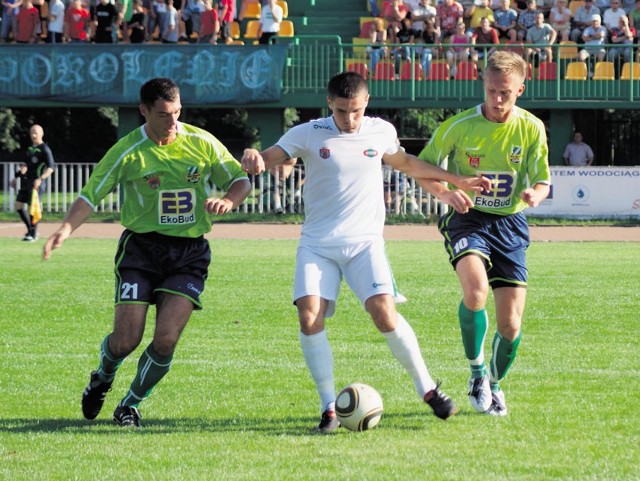 Przemysław Sosnowski (od lewej) oraz Łukasz Mitek próbują powstrzymać piłkarza z Radomia