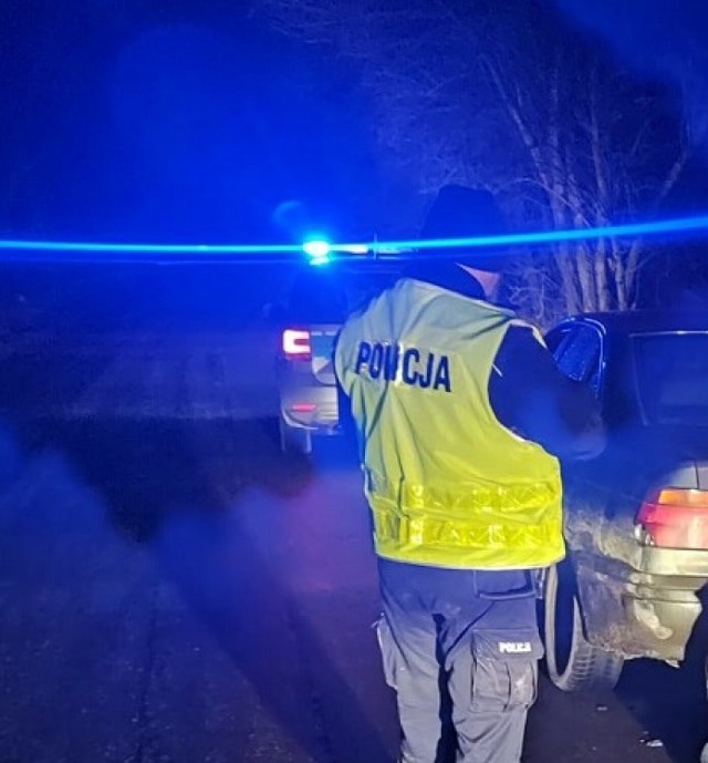 Kierowca BMW podczas ucieczki staranował jeden z policyjnych radiowozów.