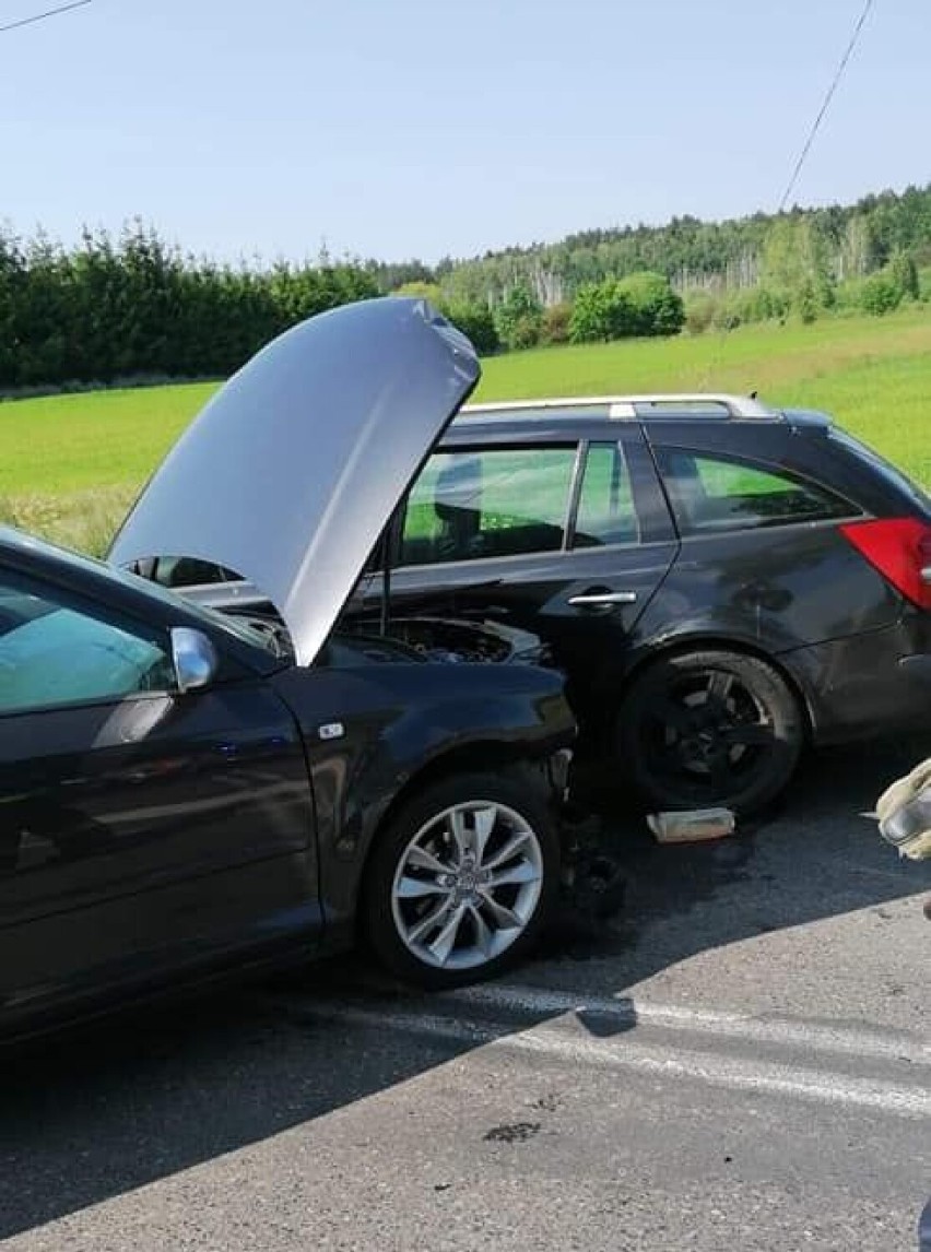 Pod Goleniowem zderzyły się cztery auta. Strażacy w akcji