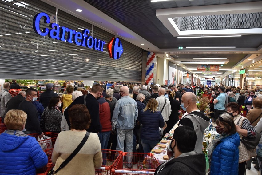 Tłum klientów na otwarciu Carrefour w Gemini Park Tarnów