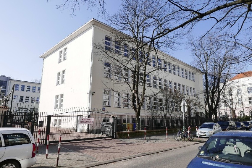 Drugim spornym budynkiem jest szkoła przy ul. Kieleckiej 45....