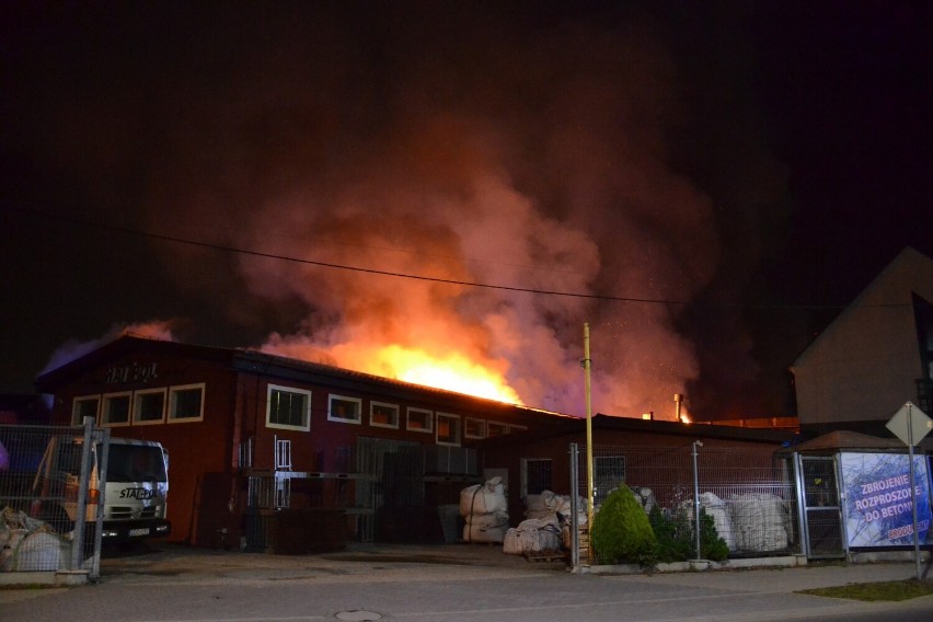 Ogień gasiło 11 zastępów straży pożarnej.