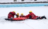 Mysłowice. Gdyby pod kimś załamał się lód... strażacy wiedzą, co robić. Prowadzili ćwiczenia na zamarzniętym akwenie