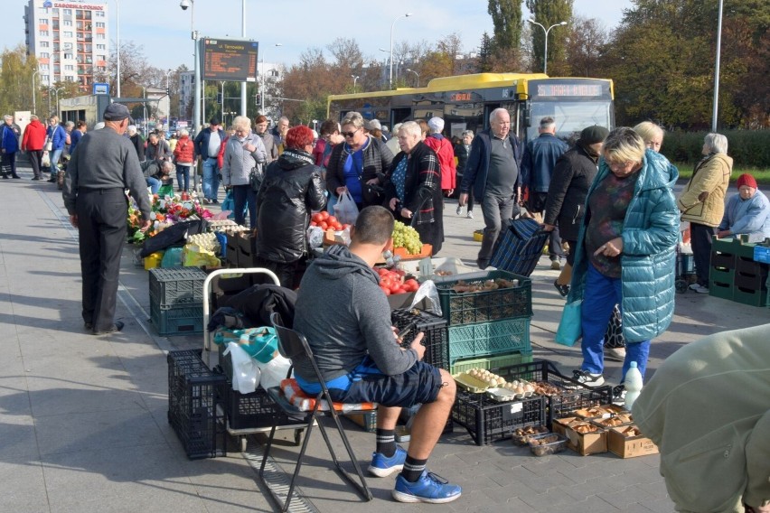 Wtorek, 18 października na targowisku w Kielcach. Mnóstwo ludzi na zakupach. Zobacz zdjęcia