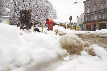 Ekipy oczyszczające miasto robią, co mogą. Ich wysiłki na niewiele się jednak zdają, bo śniegu wcale nie ubywa.