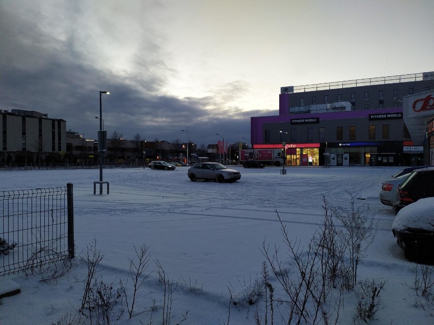 Prawdziwa zima nawiedziła Częstochowę. Jak jest na drogach?