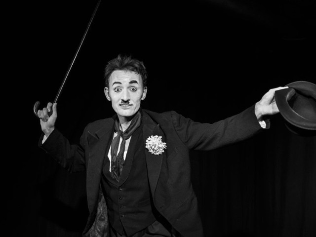 Mateusz Deskiewicz z Teatru Muzycznego w Gdyni wystąpi w kwidzyńskiej Czarnej Sali z monodramem "Być jak Charlie Chaplin".