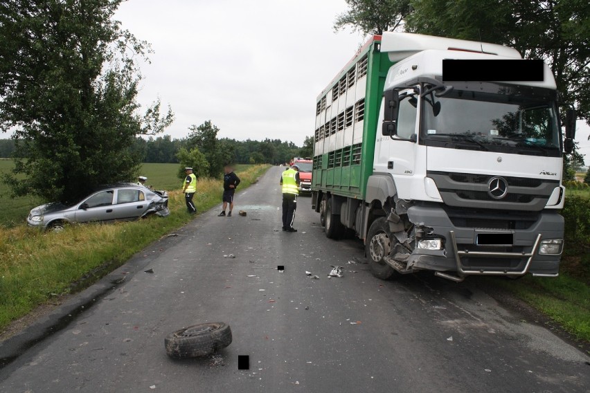 Wypadek w Samszycach. W wyniku zderzenia urwało koło od opla [zdjęcia]