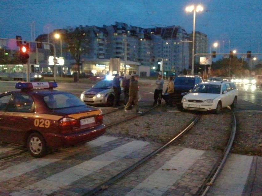 Wrocław: Po wypadku zablokowane torowisko na Legnickiej (ZDJĘCIA)