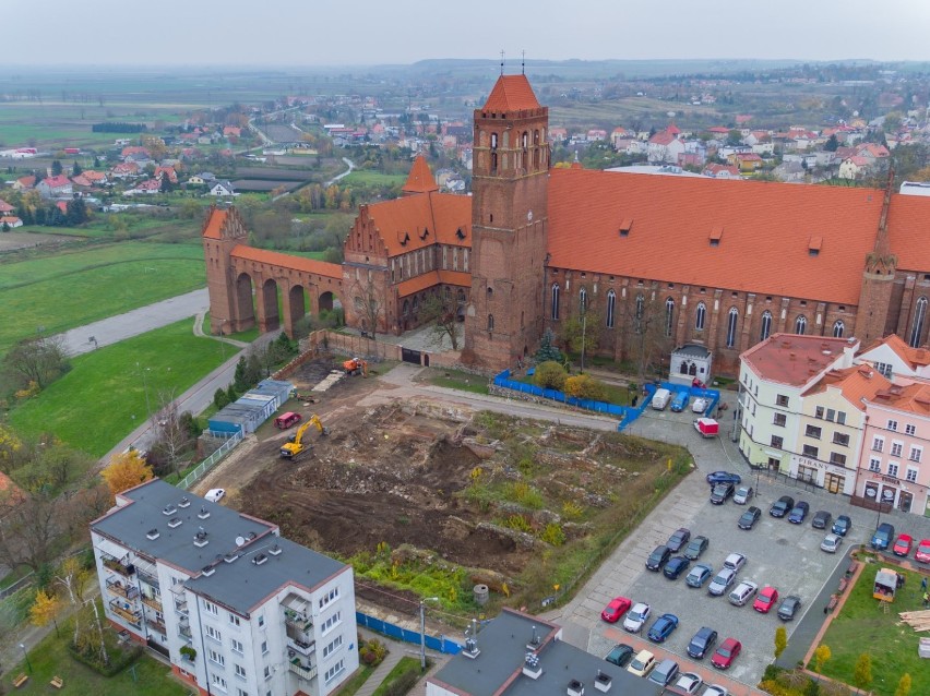 Budowa kolejnego kwartału kamienic przy kwidzyńskiej katedrze prawie na finiszu. Klucze właściciele odbiorą w przyszłym roku  [ZDJĘCIA]