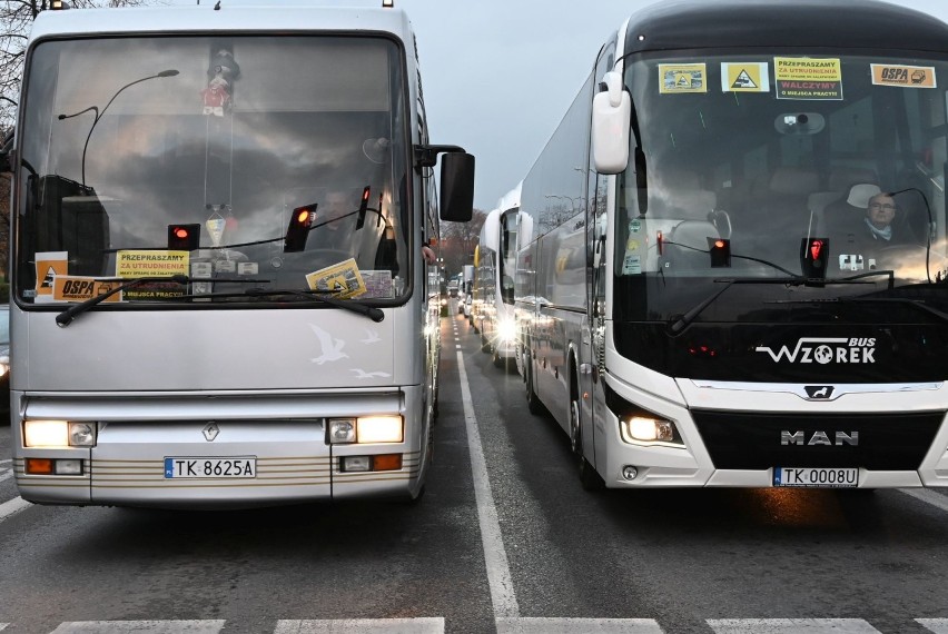 Kilkadziesiąt autobusów i busów wyjechało we wtorek po...