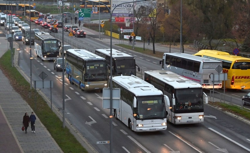 Protest przewoźników w centrum Kielc. Wyjechało kilkadziesiąt autobusów i busów. W mieście komunikacyjny paraliż [ZDJĘCIA, WIDEO]