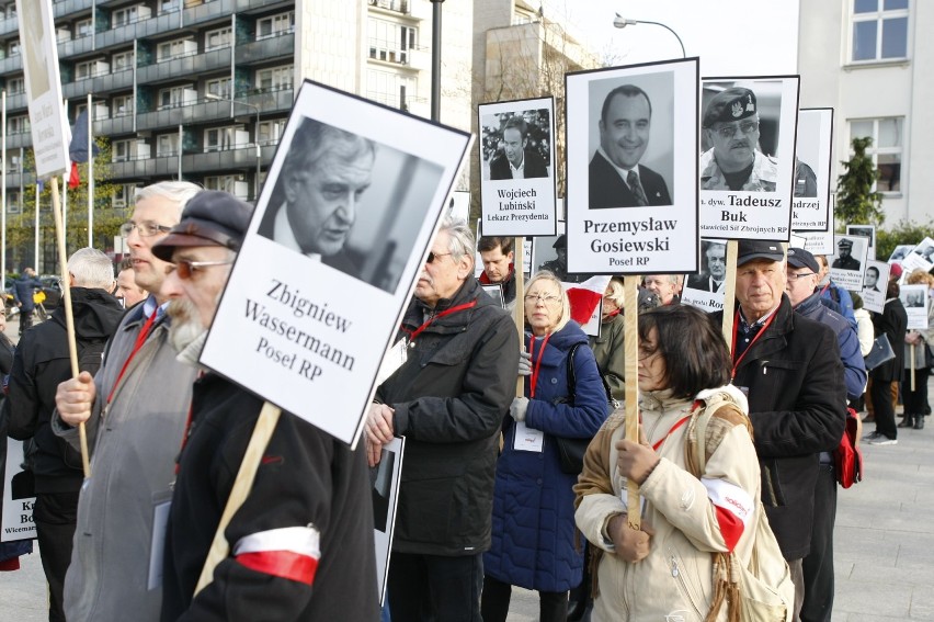 Marsz Pamięci, 10 kwietnia 2019. Przez Warszawę przeszedł niewielki pochód z portretami ofiar katastrofy smoleńskiej [ZDJĘCIA]