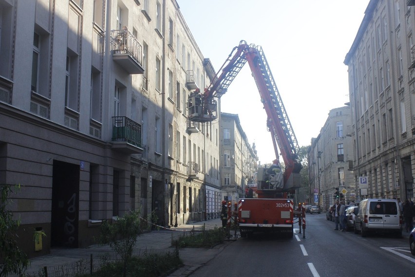 Pożar w kamienicy przy 1 Maja w Łodzi. Dwie osoby w szpitalu [ZDJĘCIA+FILM]