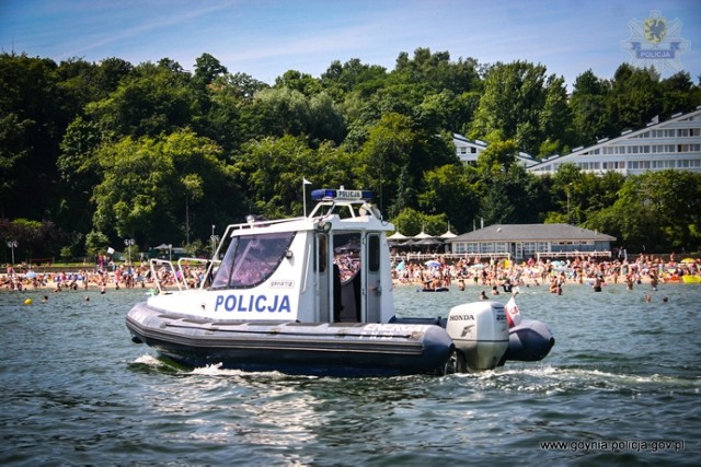 Policjanci z Gdyni uratowali dryfujących windsurferów
