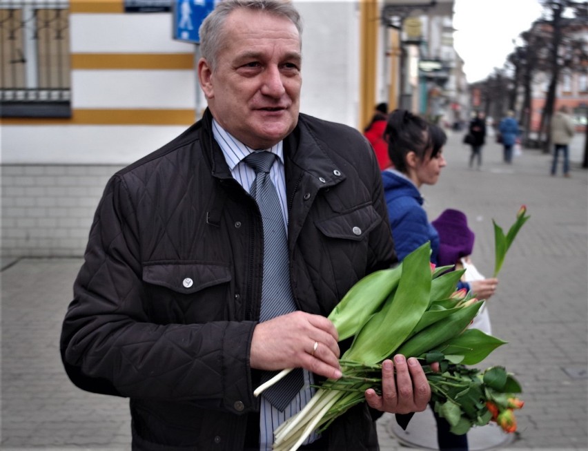 Wiesław Szczepański i Tomasz Kusior rozdawali kwiaty