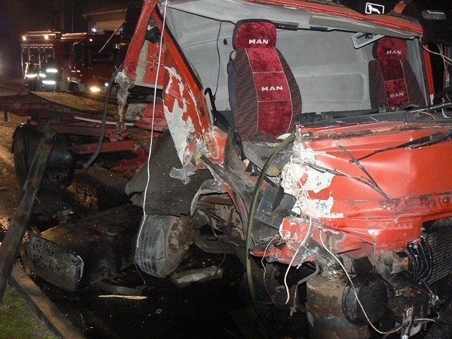 Wypadek w Kramsku. Zderzyły się dwie ciężarówki