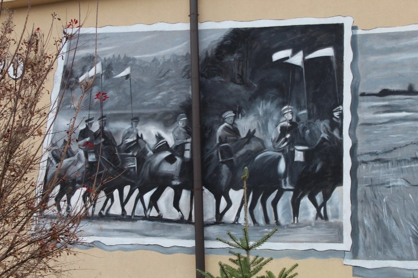 W Hrubieszowie i Komarowie odsłonięto patriotyczne murale. Upamiętniają wydarzenia sprzed 100 lat. Zobacz zdjęcia