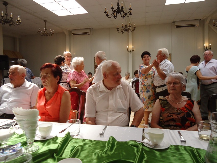 Pleszewscy seniorzy tanecznym krokiem żegnają się z latem