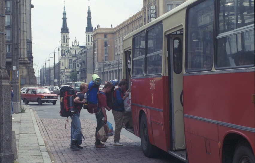 Warszawa 07.1990. Turyści wsiadają do autobusu MZK na placu...