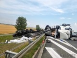 Wypadek na autostradzie pod Brzegiem. Ciężarówka wypadła z drogi i wysypały się z niej przewożone paczki