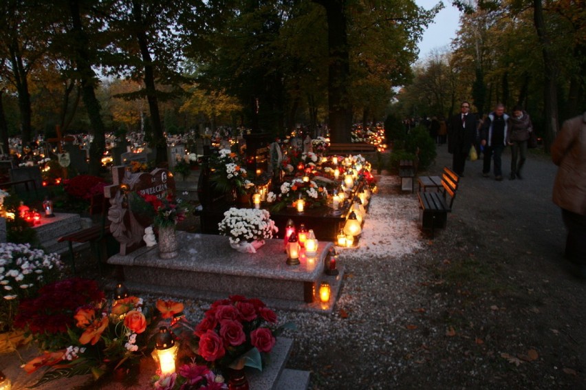 Wieczór na legnickim cmentarzu (ZDJĘCIA)