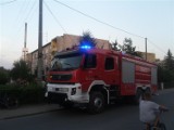 W bloku przy ulicy Polnej w Izbicy Kujawskiej ulatniał się gaz [zdjęcia]