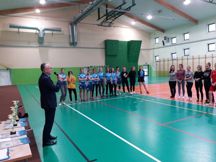 Mistrzostwa Powiatu w piłkę ręczną dziewcząt „Licealiada” w Żninie [zdjęcia, wyniki]