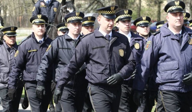 Ze względu na niskie zarobki wielu strażników miejskich w Łodzi odeszło do pracy w innych służbach