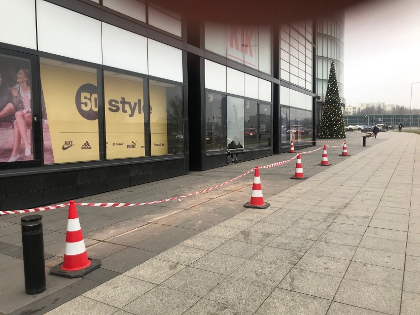 W Kielcach samochód uderzył w witrynę galerii handlowej