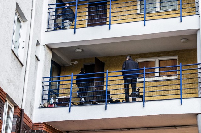 Policjanci na miejscu zabójstwa, w mieszkaniu przy ul. Sikorskiego