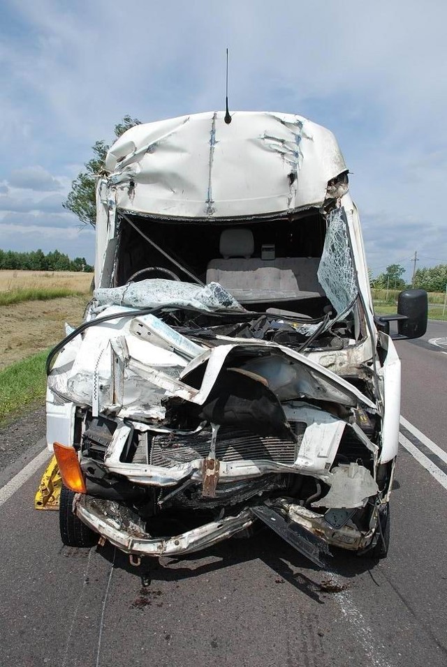 Wypadki w powiecie radzyńskim: By wydostać kierowcę busa, strażacy musieli rozcinać karoserię.