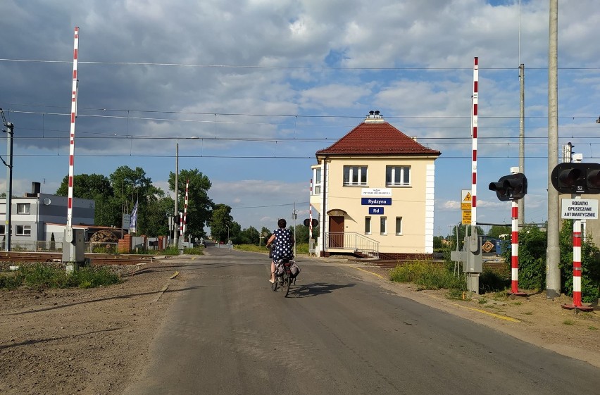Zamknięto przejazd kolejowy w Kłodzie, na drodze powiatowej z Rydzyny do Czerniny [ZDJĘCIA]