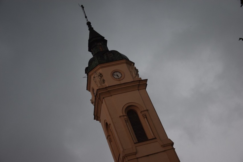 Po nawałnicy w Zduńskiej Woli. Powalone drzewa, zalane ulice, zerwane linie ZDJĘCIA