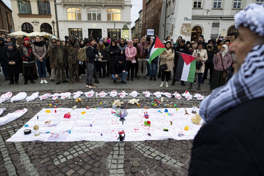 Na Rynku Głównym w Krakowie manifestowali solidarność z Palestyną pod hasłem "Stop ludobójstwu"