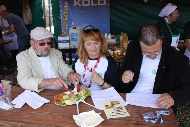 Marek Gąsiorowski (pierwszy z lewej) zachęca do jedzenia produktów regionalnych.