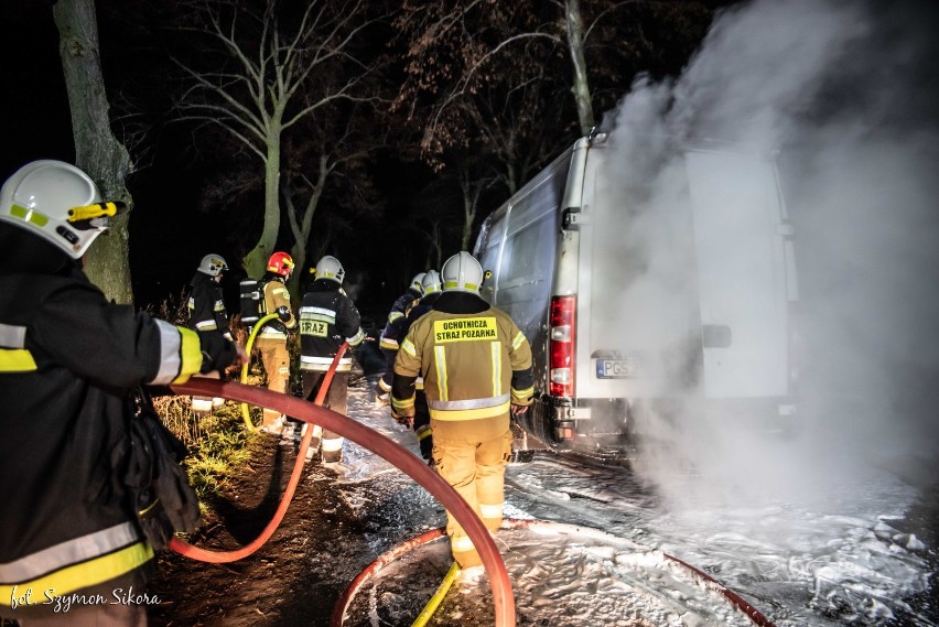 Groźny pożar busa we Wronowie [ZDJĘCIA]                         